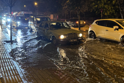 Bursa'da sağanak ve dolu hayatı felç etti! Evleri su bastı, rögarlar patladı