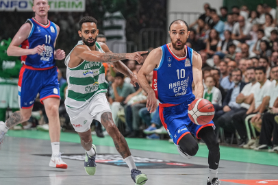 Bursaspor Basketbol, Anadolu Efes'e kaybetti