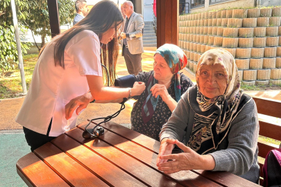 Bursa'da lise öğrencilerinden huzurevi sakinlerine sağlık taraması