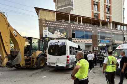 Hatay'da korkutan kaza! Freni patlayan kepçe 7 aracı biçti