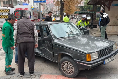 Bursa'da kaza! Kafa kafaya çarpışan araçlarda sıkışan yaralılar...