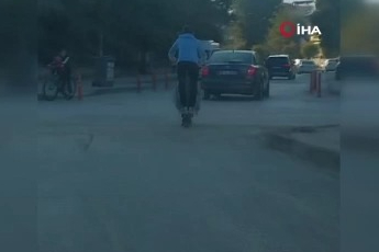 Bursa'da scooter ile tehlikeli yolculuk kamerada!