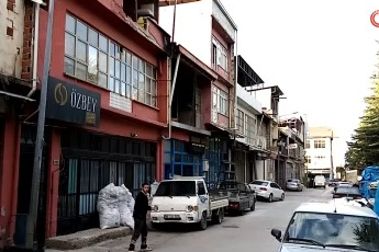 Bursa'da baba-oğul şakalaşırken pencereden düştü