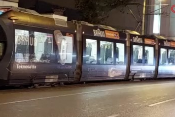 Bursa'da tramvay seferleri aksadı! Aracı park eden sürücü...