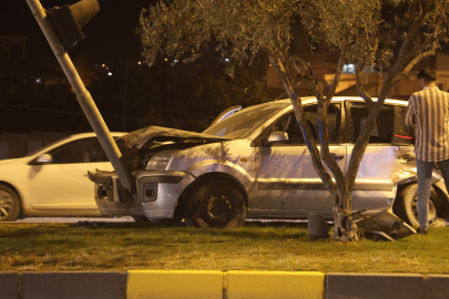 Hatay'da aydınlatma direğine çarpan otomobilin sürücüsü yaralandı