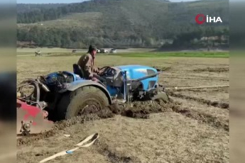 Bursa'da pikniğe giden vatandaşlar araçlarıyla bataklığa saplandı!