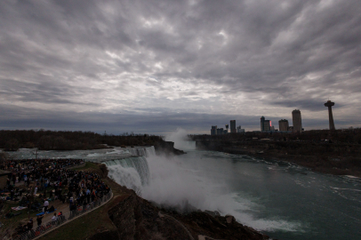 ABD'de anne, iki çocuğuyla birlikte Niagara Şelalesi’ne atlayarak intihar etti