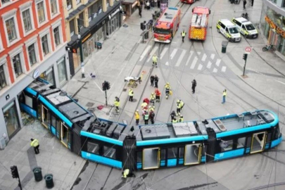 Raydan çıkan tramvay Apple Store'a girdi