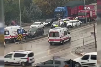 Bursa'da kaza: 2 otomobil çarpıştı! Yaralılar var...