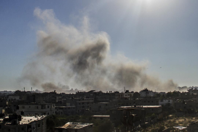 Katil İsrail Gazze'de bir evi bombaladı: 3 Filistinli hayatını kaybetti