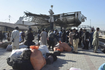 Pakistan'da yolcu treni istasyonunda bombalı saldırı: 24 ölü, 44 yaralı