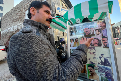 Bursa'da İbrahim Tatlıses hayranı adam el arabasını fotoğraflarıyla süsledi!