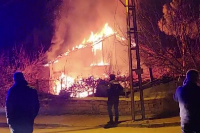 Amasya’da alevlere teslim olan ev küle döndü