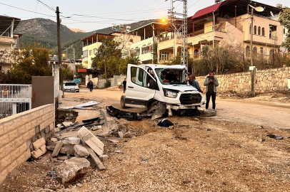 Hatay'da freni patlayan kamyon 2 aracı biçti, ortalık savaş alanına döndü: 4 yaralı