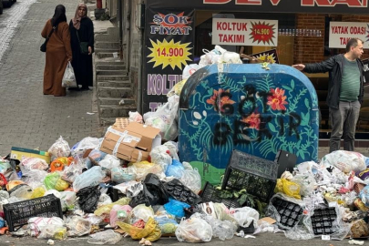 İzmir'de grev nedeniyle sokaklarda çöp yığınları oluştu