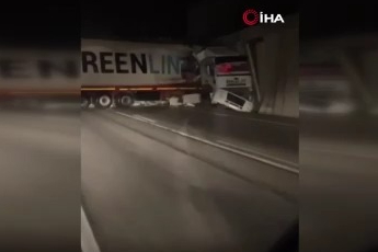 Bursa'da yol kapatan tır kazası