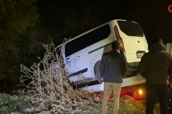 Bursa İnegöl'de kontrolden çıkan minibüs dere yatağına uçtu