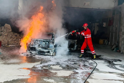 Hatay'da tamirhanede bakımı yapılan otomobil alevlere teslim oldu