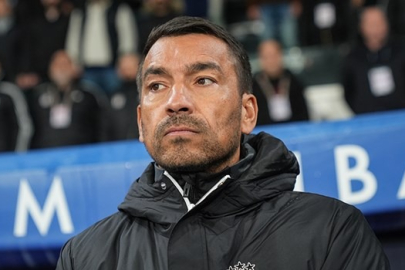 Van Bronckhorst biletlerini kesti: Beşiktaş hangi futbolcular ayrılacak?