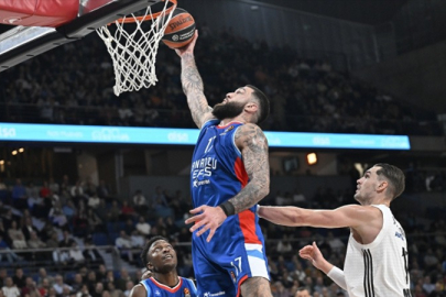 Anadolu Efes, Real Madrid'i deplasmanda devirdi