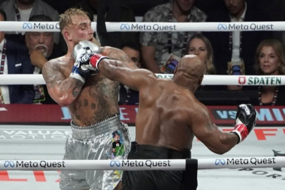 Herkes Jake Paul'un maç sonu ringde Mike Tyson'a yaptığı hareketi konuşuyor