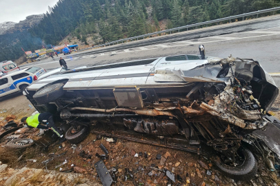 Antalya'da yolcu minibüsü devrildi