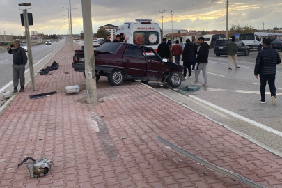 Konya'da otomobil refüjdeki direğe çarptı