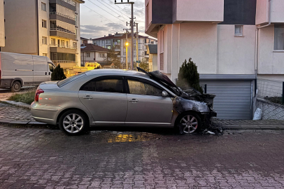 Bolu'da park halindeki otomobilde yangın çıktı