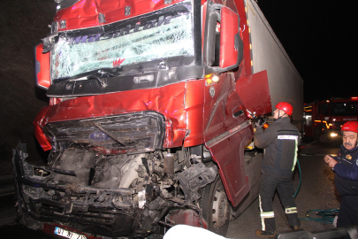 Manisa'da tır kamyona arkadan çarptı: 2 yaralı