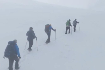 Bursa'da dağcılara kar sürprizi! Uludağ'a çıkanlar...