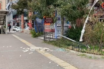 Bursa'da vatandaşlar fırtınada uçmamak için direk ve ağaçlara tutundu!