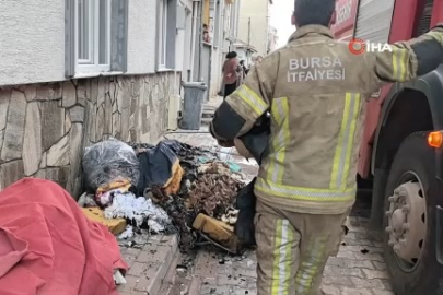 Bursa'da yanan evden 2 çocuğu itfaiye ekipleri kurtardı