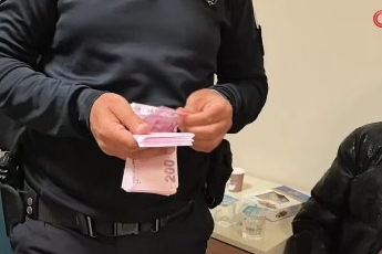 Bursa'da ATM'de unutulan 5 bin lira sahibine teslim edildi