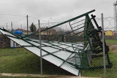 Bursa İznik İlçe Stadyumu’nda şiddetli rüzgar tribünü yıktı