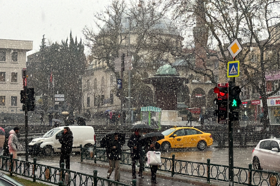 Bursa kent merkezinde mevsimin ilk karı etkili oldu