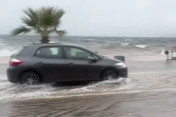 Bursa'da fırtına sahil kenarını vurdu, caddeler göle döndü!