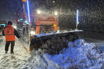 Ilgaz Dağı geçidinde kar yağışı nedeniyle yol ulaşıma kapandı