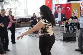 Türk Sanat Müziği Korosu Bursa'da huzurevi sakinleri için söyledi