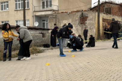 Annesiyle gönül ilişkisi olduğunu düşündüğü kişiyi vurarak öldürdü!