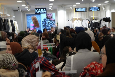 Bakmadan, denemeden ne buldularsa aldılar! İzdiham bile onları durduramadı...