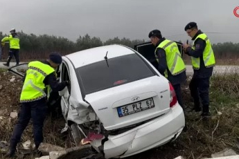 Bursa'da feci kaza! Tarlaya uçtu: Yaralılar var...