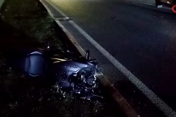 Bursa’da direğe çarpan motosiklet ikiye bölündü