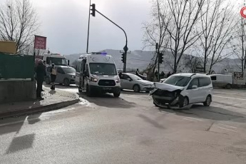 Bursa'da iki araç çarpıştı: Biri çocuk iki kişi yaralandı