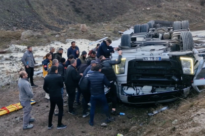 Çorum'da pirinç yüklü tır şarampole devrildi: Kabinde sıkışan yaralılar için ekipler seferber oldu