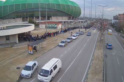 Bursaspor taraftarının ilgisine Çelik ve Bozbey’den anlamlı jest