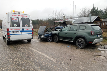 Kastamonu'da tiyatro gösterisi için Kastamonu’ya gelen ekip kaza geçirdi: 1’i ağır 4 yaralı