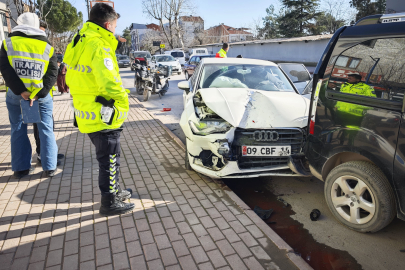 Bursa'da park halindeki araçlara çarpan otomobil sürücüsü yaralandı