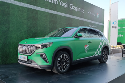 Bursaspor'un yeni sponsoru Togg oldu! Araçlar stada getirildi...