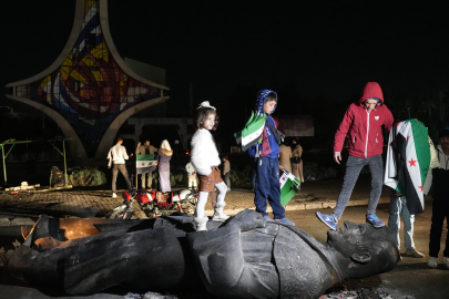 Hafız Esad’ın heykeli Emevi Meydanı’nda halen sürükleniyor