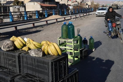 Suriye’den gelen görüntüler şaşkına çevirdi: Benzin de seyyara düştü!